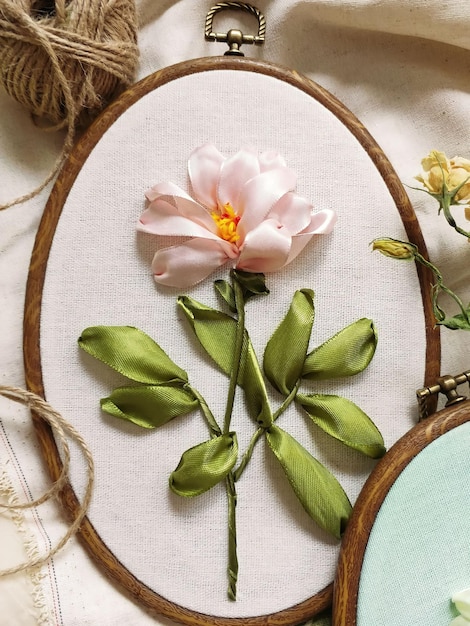 haftowane kwiaty na tkaninie